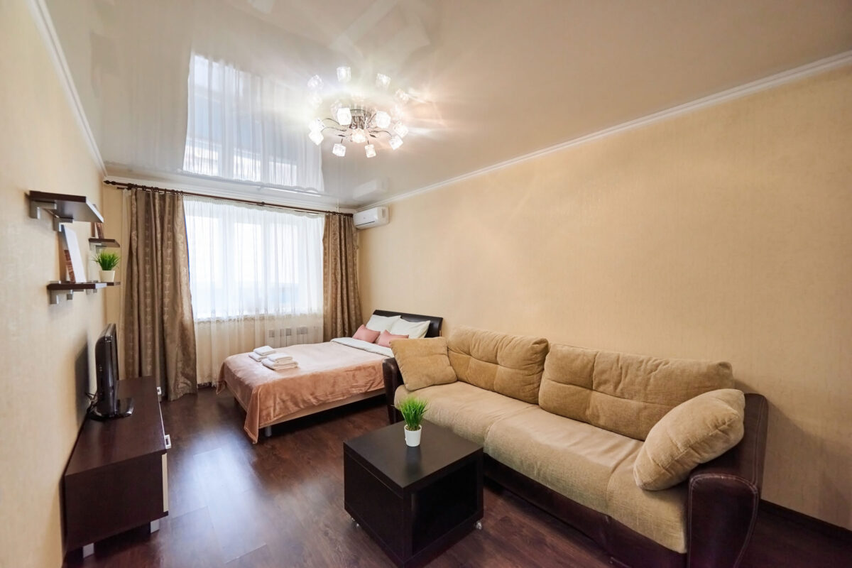 1-комнатная квартира посуточно в Пензе — стол для работы